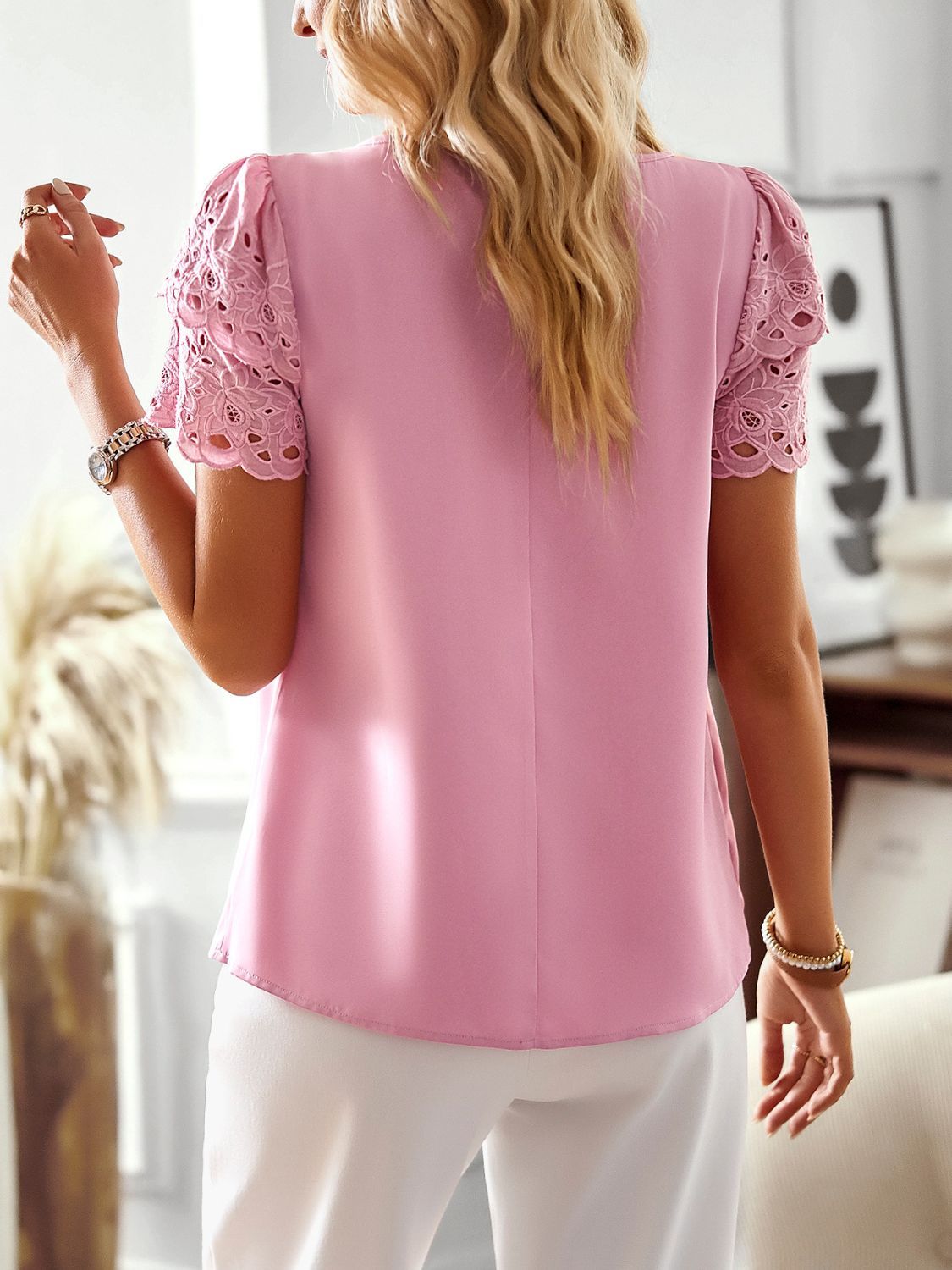 Round Neck Spliced Lace Puff Sleeve Blouse.
